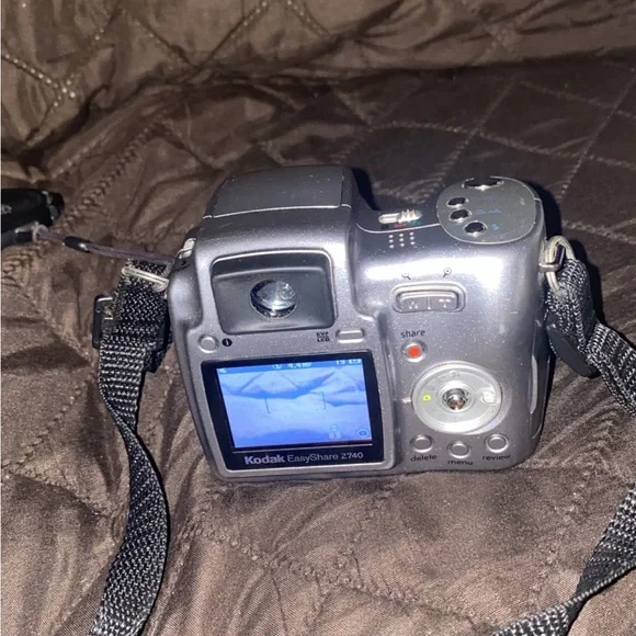 Kodak EasyShare Z740 Digital camera with band and case